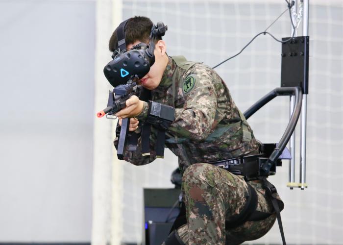 육군사관학교 생도가 교내 과학기술연구사업단에서 개발한 첨단 증강현실·가상현실 기술을 적용한 훈련을 체험하고 있다. 부대 제공