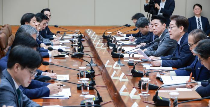이재명 대통령이 6일 청와대에서 열린 메가 프로젝트 민·관합동 점검회의에서 발언하고 있다. 연합뉴스