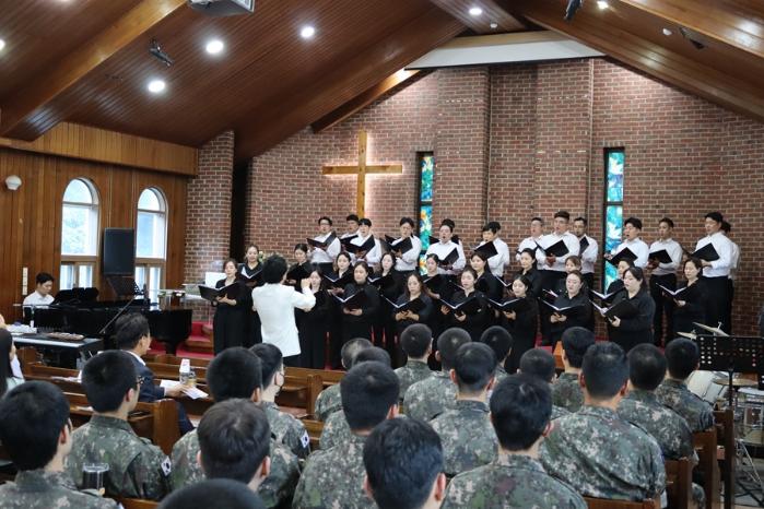 국군구리병원 장병들이 부대에서 열린 행복콘서트 행사에서 공연을 관람하고 있다. 부대 제공
