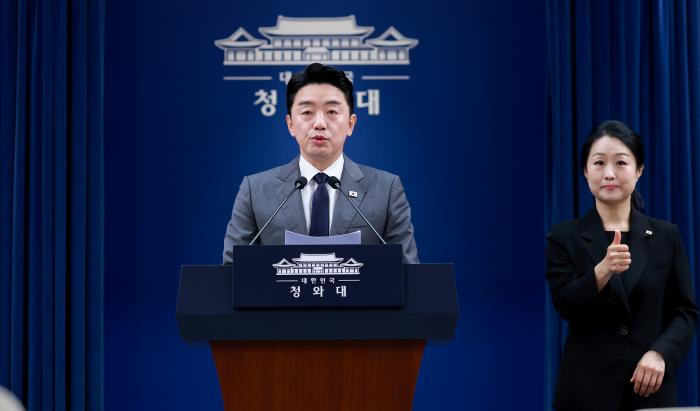 강훈식 대통령비서실장이 6일 청와대에서 메가 프로젝트 민·관합동 점검회의 결과를 브리핑을 하고 있다. 연합뉴스