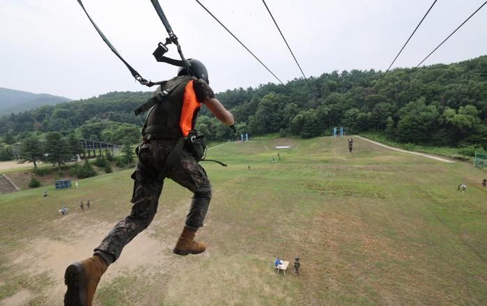 지난 1일 육군특수전학교 공수교육대 훈련장에서 육군3사관학교 생도들이 11m 높이의 모형탑에서 지상을 향해 뛰어내리고 있다.