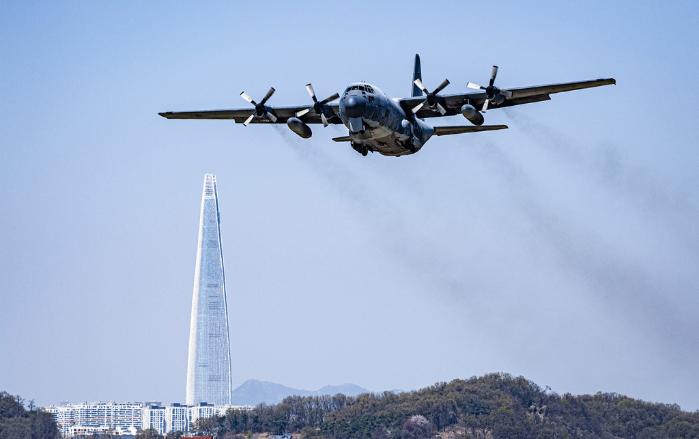 공군15비 C-130 항공기가 공정·공수 임무수행을 위해 이륙하고 있다.