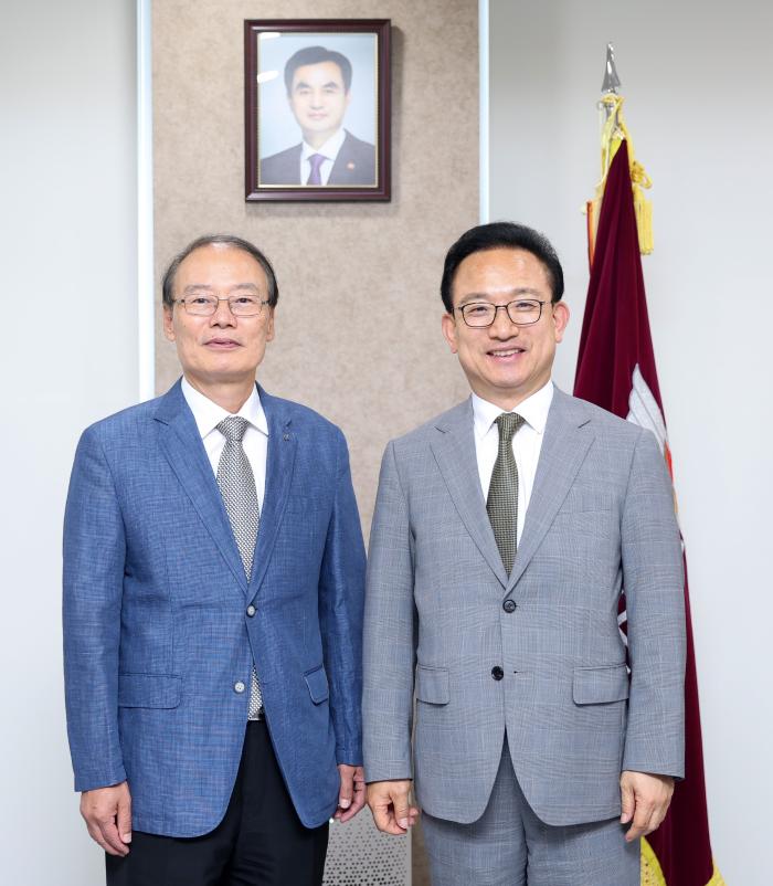 배종호(오른쪽) 국방홍보원장이 6일 홍보원을 방문한 김희곤 독립기념관장과 기념사진을 찍고 있다. 이윤청 기자 
