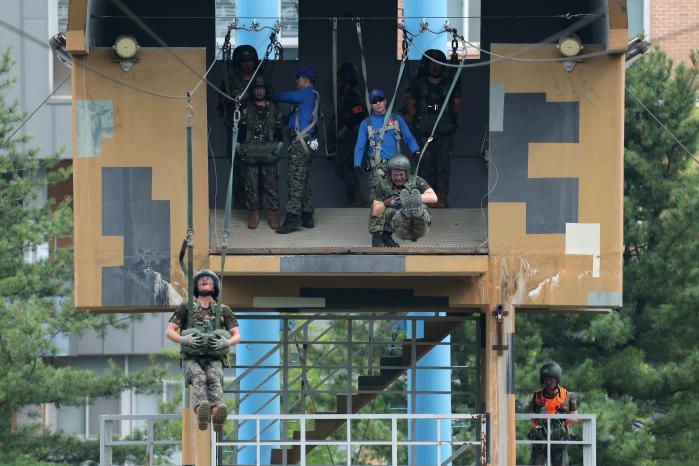 지난 1일 육군특수전학교 공수교육대 훈련장에서 육군3사관학교 생도들이 11m 높이의 모형탑에서 지상을 향해 뛰어내리고 있다.