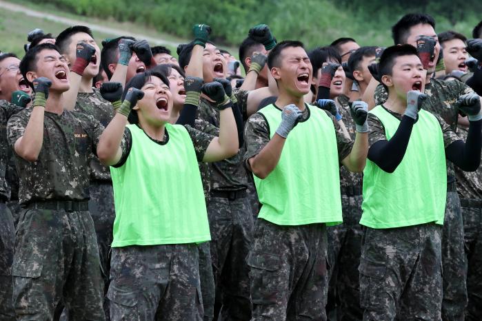 생도들이 공수체조를 마친 뒤 힘차게 구호를 외치고 있다.
