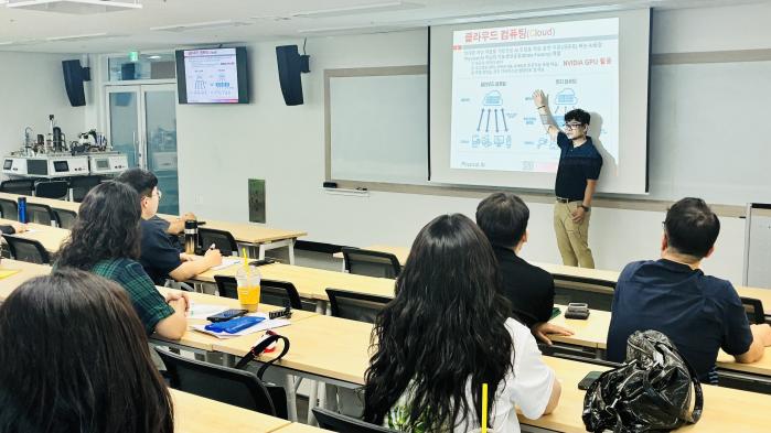 육군종합보급창 2보급단 간부들이 한국폴리텍대학 창원캠퍼스에서 스마트 물류 디지털 트윈·피지컬 AI 교육을 수강하고 있다. 부대 제공