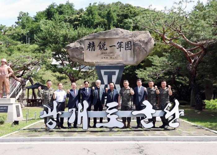 육군1군단이 7일 글로벌국방연구포럼, 정민문화사 등과 개최한 도서 기증식에서 주요 참석자들이 기념촬영을 하고 있다. 부대 제공