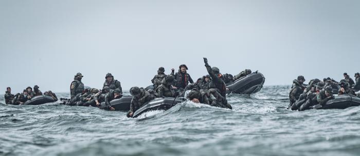 육군특수전사령부 천마부대 장병들이 해상 훈련에서 소형고무보트를 이용해 침투하고 있다. 부대 제공