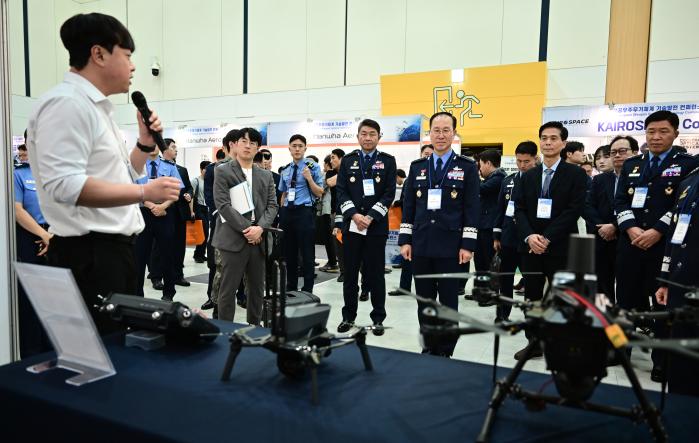 손석락(가운데) 공군참모총장이 7일 열린 2026년 항공무기체계 기술발전 콘퍼런스에서 무기체계에 관한 설명을 듣고 있다. 공군 제공