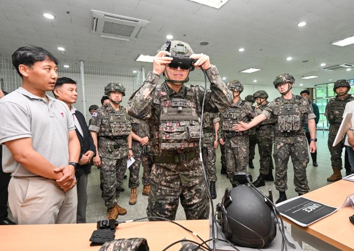 김규하(가운데) 육군참모총장이 워리어플랫폼 2단계 적용을 위해 개발 중인 일체형 헬멧에 장착된 영상전시기를 직접 시연하고 있다. 육군 제공