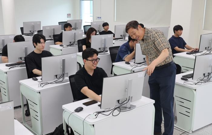 서울과학기술대학교 국방인공지능응용학과 학생들이 교내 인공지능 실습실에서 교육에 참여하고 있다.