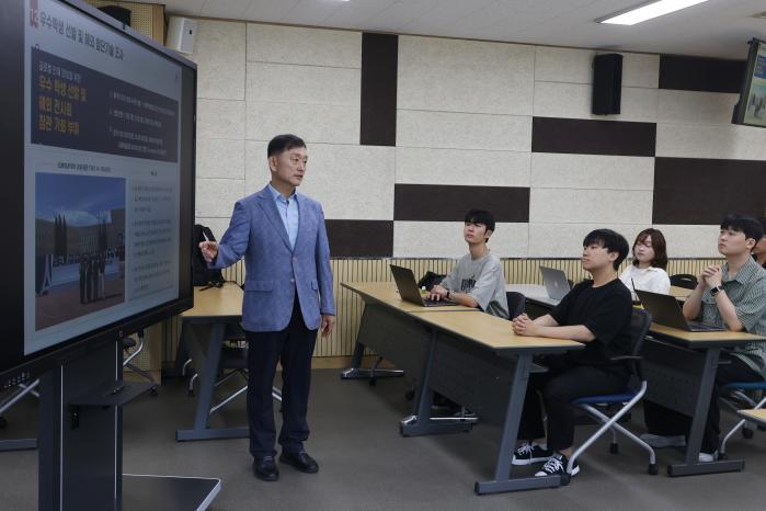 권혁진 서울과학기술대학교 국방인공지능응용학과 교수가 학생들에게 국방 AI 관련 교육을 실시하고 있다.