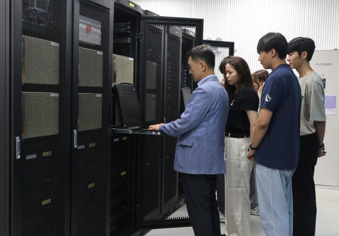 서울과학기술대학교 국방인공지능응용학과 학생들이 교내 혜성관 슈퍼컴퓨터를 활용해 실습을 하고 있다.