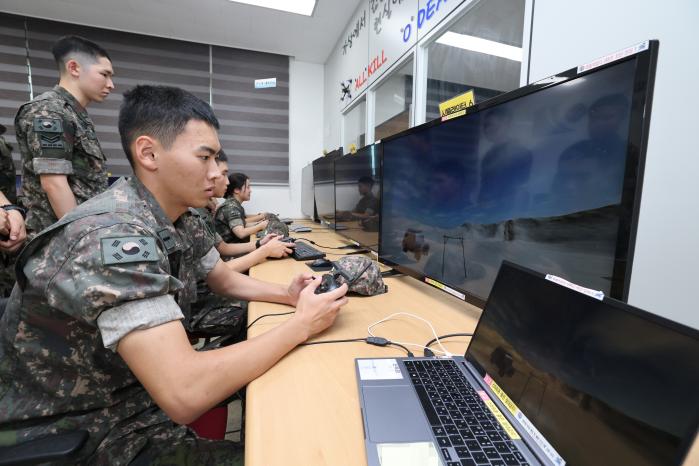 1인칭시점(FPV) 드론 시뮬레이터를 조종하는 생도.
