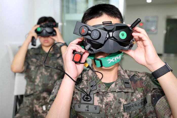고글을 쓰고 조종사 화면을 실시간으로 보고 있다.