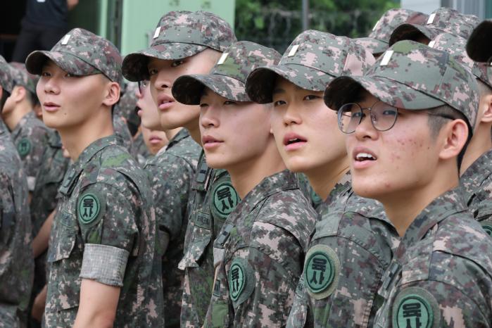 드론 조종 시연을 관람하는 생도들.