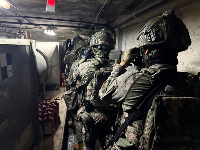 육군53보병사단 부산여단 장병들이 8일 부산시 해운대구 지하공동구에서 거수자를 수색하고 있다. 부대 제공