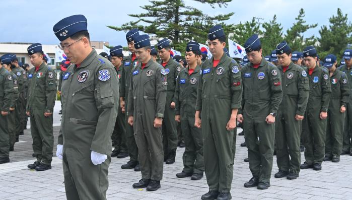 8일 공군3훈련비행단이 개최한 2026년 조종사의 날 기념식에서 참석자들이 순국선열과 호국영령을 기리며 참배하고 있다. 사진 제공=전미화 상사