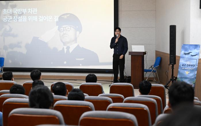 7일 공군17전투비행단 장병들이 ‘전투부대 순회 집중정신전력교육’을 받고 있다. 사진 제공=한범석 상병