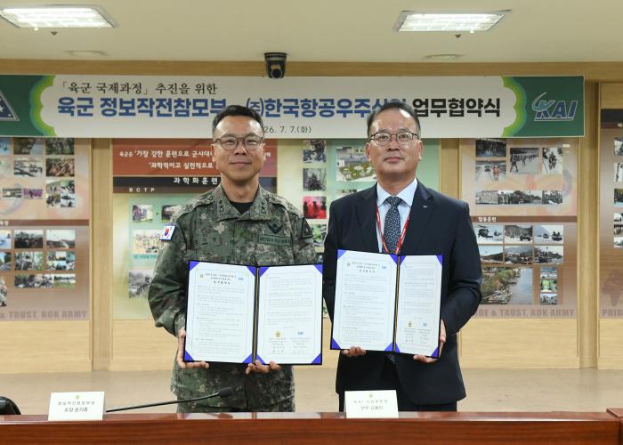 윤기중(왼쪽) 육군본부 정보작전참모부장과 김용민 KAI 사업부문장이 7일 계룡대에서 육군 국제과정 발전을 위한 업무협약을 체결한 뒤 기념촬영을 하고 있다. 육군 제공