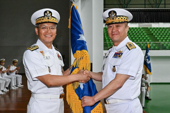 8일 평택해군기지에서 곽광섭(왼쪽) 해군작전사령관이 김상호 신임 해군2함대사령관에게 부대기를 수여하고 있다. 사진 제공=조성현 하사