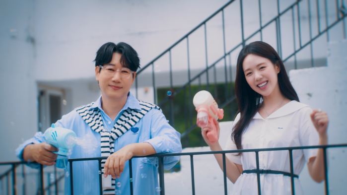 프로젝트 듀오 ‘충주지씨’의 지예은(오른쪽)과 지석진. 사진=씨피엔터테인먼트