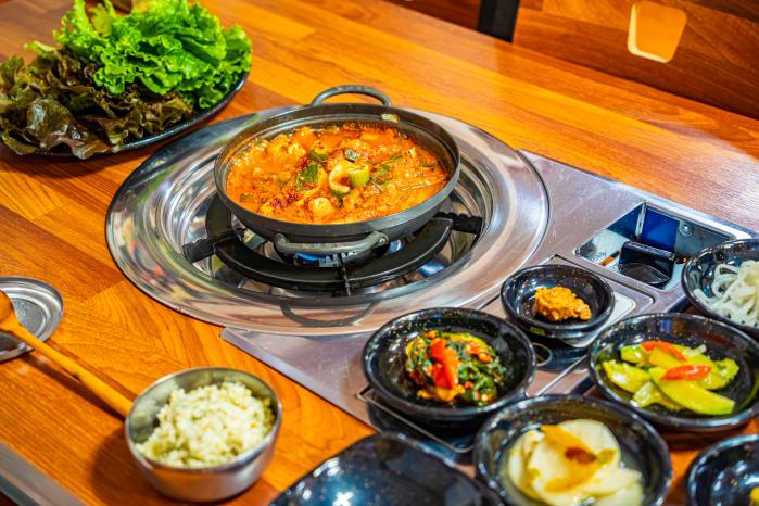 재두식당 멸치쌈밥.