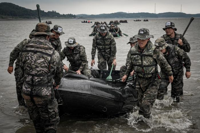 해병대2사단 상륙기습기초훈련 집체교육에 참가한 교관·조교들이 IBS 퇴수절차를 숙달하고 있다. 부대 제공