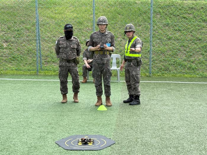 육군39보병사단 진주·사천대대가 실시한 동원훈련에서 감시정찰반 예비군들이 드론 운용법을 익히고 있다. 사진 제공=백소하 소위