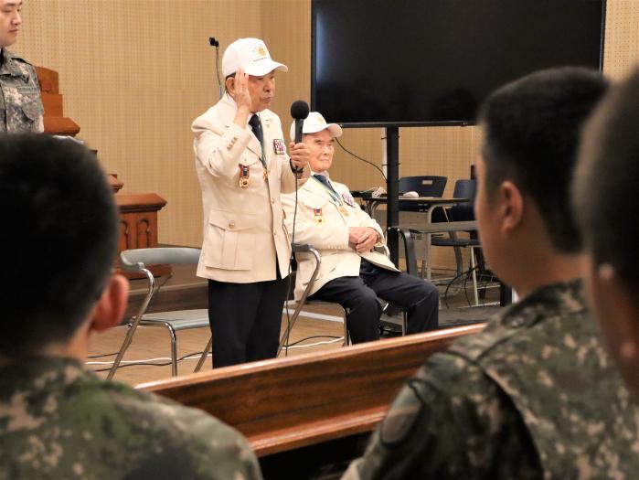 육군17보병사단 미추홀여단을 찾은 6·25 참전용사 강용희(왼쪽)·조성관 옹이 후배 장병들에게 생생한 참전 경험과 군인정신의 중요성을 전하고 있다. 부대 제공