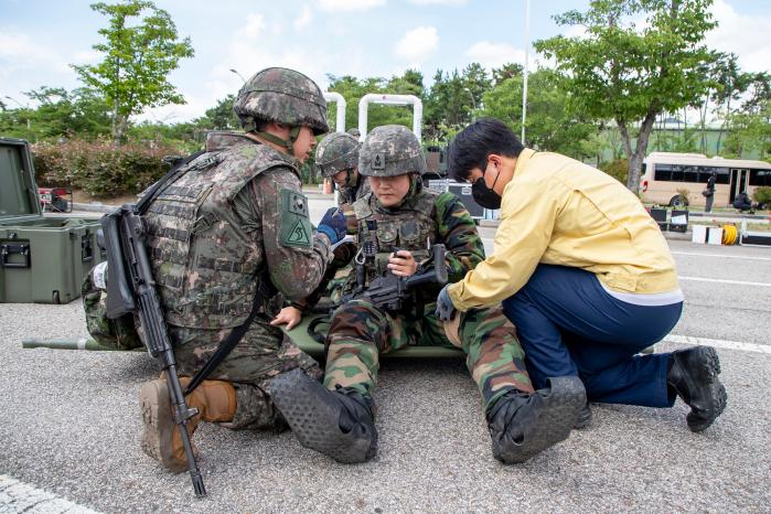 9일 부산 렛츠런파크에서 진행된 핵·WMD 사후관리 훈련에서 육군53보병사단 부산여단 장병들이 부상자를 처치하고 있다. 사진 제공=박다슬 군무주무관