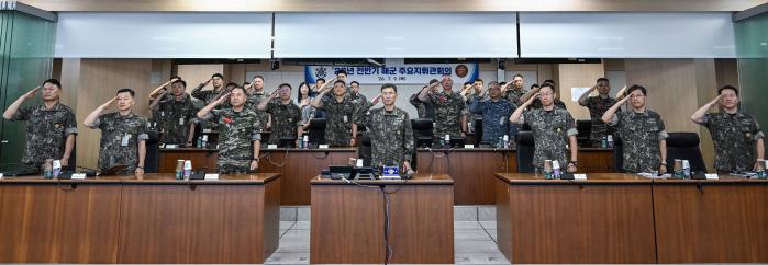 9일 해군본부에서 개최된 전반기 해군 주요지휘관회의에서 김경률(앞줄 가운데) 해군참모총장을 비롯한 해군·해병대 주요 지휘관들이 국기에 대한 경례를 하고 있다. 해군 제공