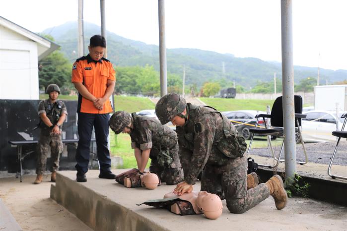 육군66보병사단 황소여단 동원훈련에 입소한 예비군들이 소방대원으로부터 심폐소생술 교육을 받고 있다. 부대 제공