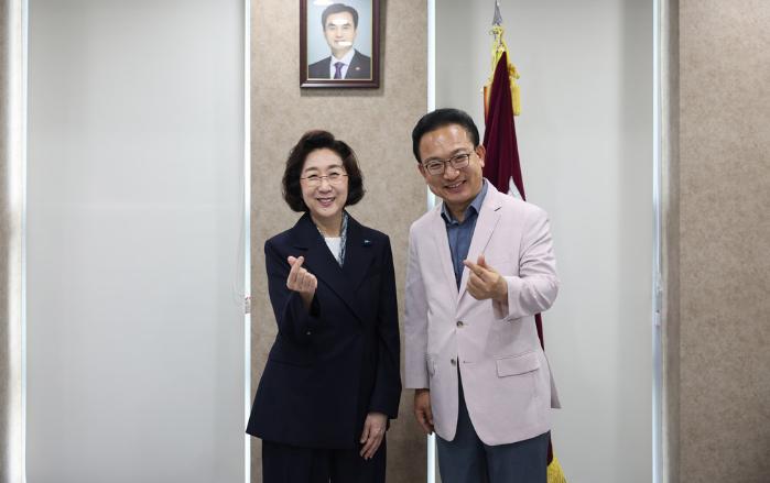 배종호(오른쪽) 국방홍보원장이 9일 국방홍보원을 방문한 김미 백범김구기념관장을 맞이한 뒤 기념사진을 찍고 있다. 이윤청 기자