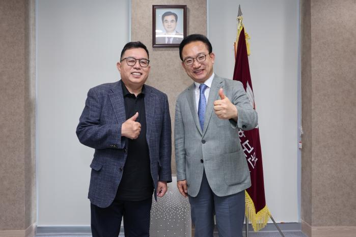 배종호(오른쪽) 국방홍보원장과 전인범(예 육군중장) 전 육군특수전사령관이 10일 서울 용산구 국방홍보원에서 엄지를 들어올리며 기념사진을 찍고 있다. 조종원 기자