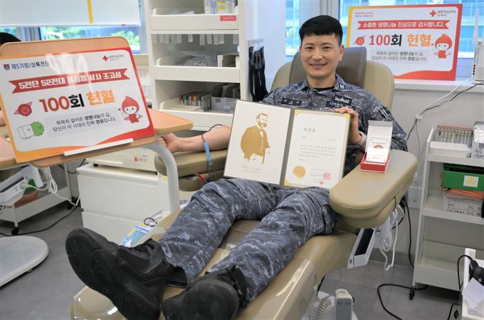 최근 헌혈 100회를 달성한 해군5기뢰/상륙전단 조고성 상사. 부대 제공