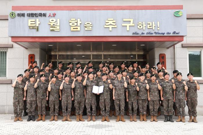 육군과학화전투훈련단 전문대항군연대 군수지원대 장병들이 헌혈 기부확인서를 들고 기념촬영을 하고 있다. 부대 제공