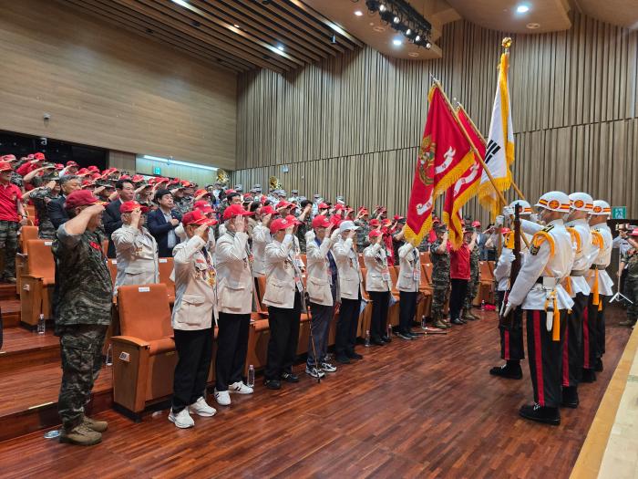 해병대는 12일 전북 군산시 동우아트홀에서 군산·장항·이리지구전투 전승기념식을 개최했다. 참전용사와 현역 장병, 해병대전우회 등 참석자들이 국기에 대한 경례를 하고 있다. 해병대 제공