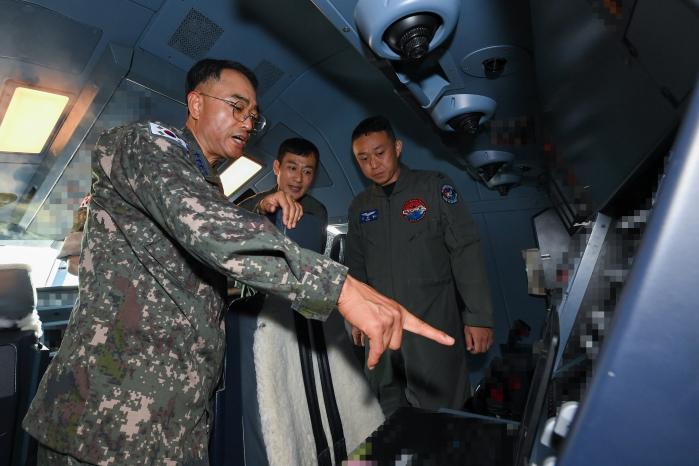 차준선(맨 왼쪽) 공군작전사령관이 김해기지 대비태세 현장지도 중 KC-330 다목적 공중급유수송기의 임무수행 현황을 보고받고 있다. 사진 제공=이신실 중사