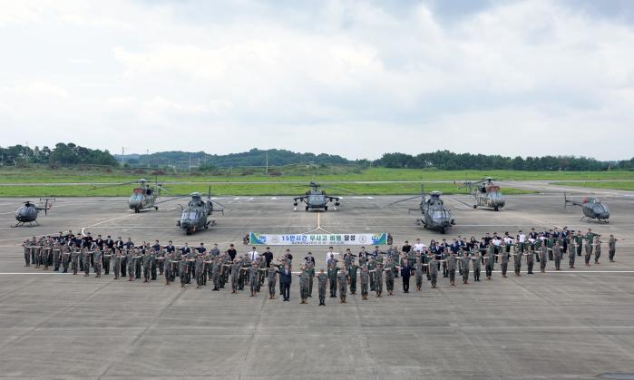 육군항공학교 장병·군무원이 15만 시간 무사고 비행 기록 달성을 자축하며 기념촬영을 하고 있다. 부대 제공