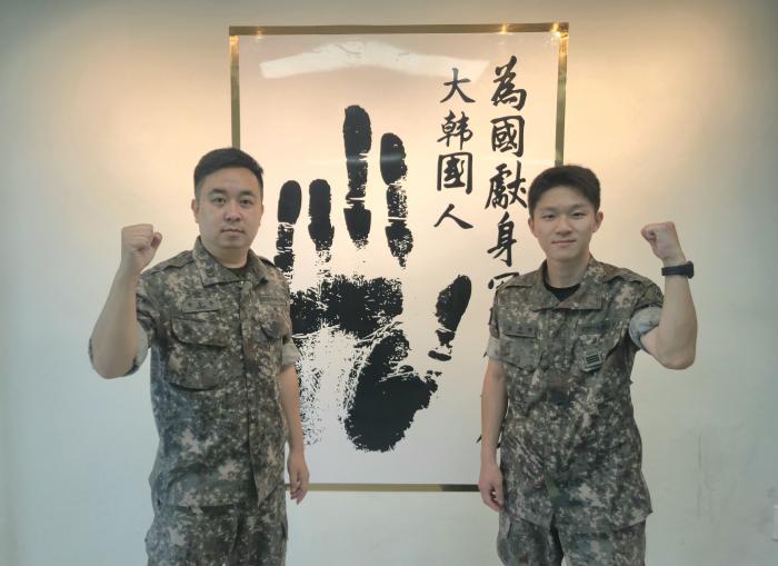 고가도로에서 발생한 차량 화재 사고 수습에 앞장선 육군53보병사단 용마대대 박강근(왼쪽) 상사와 조주영 상병. 부대 제공