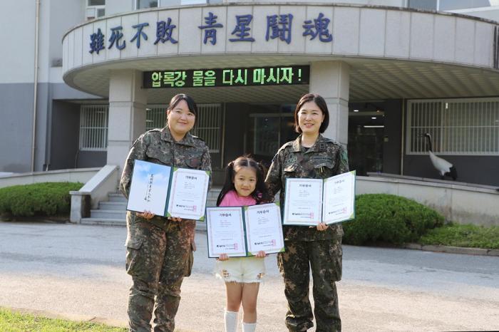 소아암 환자를 위해 모발을 기부한 육군6보병사단 김율리아(오른쪽) 소령과 딸 이나린(가운데) 양, 나희진 대위. 부대 제공