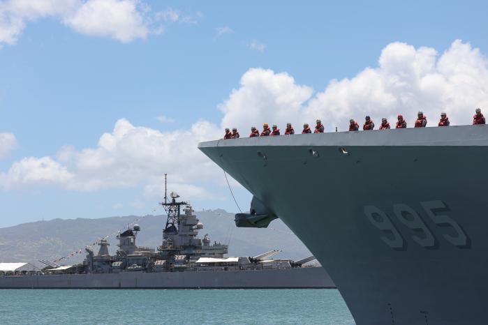 ‘2026 환태평양훈련(RIMPAC·림팩)’의 해상훈련이 본격 돌입한 가운데 지난 9일(현지시간) 미국 하와이 진주만·히캄 합동기지에서 우리 해군 이지스구축함 정조대왕함 장병들이 출항을 준비하고 있다.