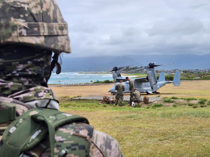 MV-22 오스프리 공중돌격 훈련을 하고 있는 해병대 장병들.