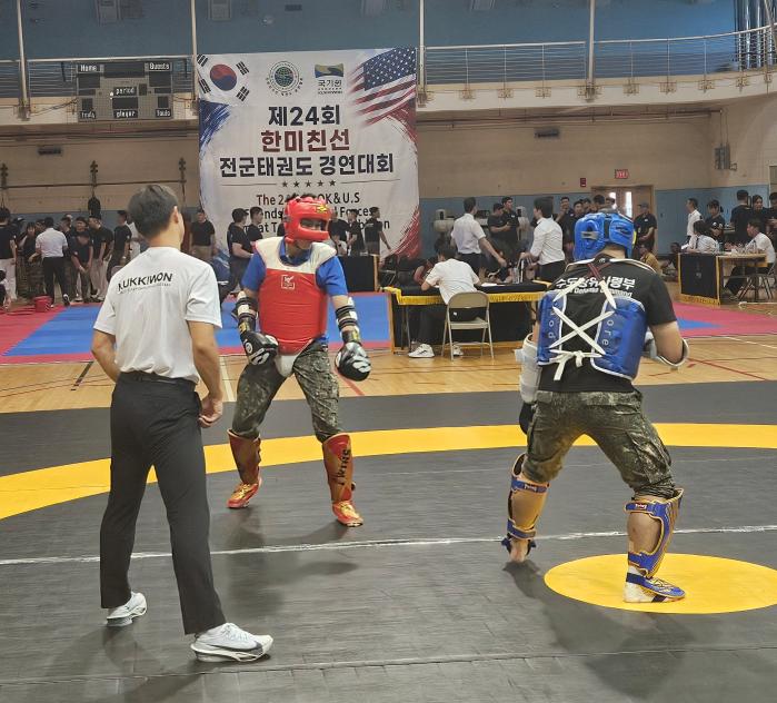 국방부는 11일 ‘2026 한미 친선 태권도 경연대회’를 개최했다. 부대를 대표해 경기장에 오른 선수들이 전투겨루기 종목을 펼치고 있다. 국방부 제공