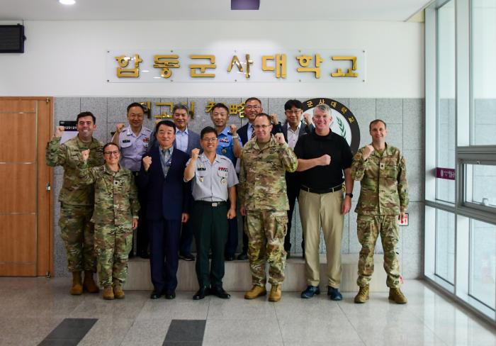 합동군사대학교 미래합동전쟁연구소와 미 육군사관학교 현대전연구소 관계자들이 학술토론회를 마친 뒤 기념촬영을 하고 있다. 부대 제공