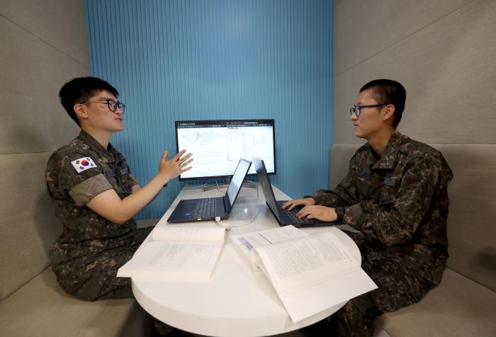 AI 활용에 대해 토론하는 장병들.