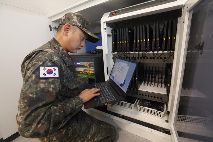 고성능 GPU 탑재 노트북을 점검하는 모습.