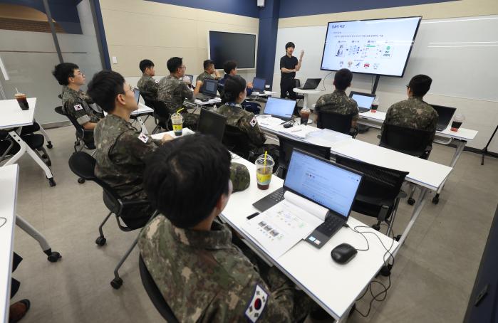 공군19전투비행단을 비롯한 중원기지 장병·군무원들이 ‘AI교육·연구센터’에서 국방부의 국방 AI 인재 양성사업의 하나로 진행 중인 교육을 받고 있다. 조용학 기자