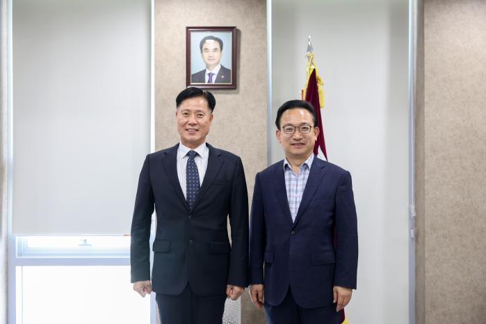 배종호(오른쪽) 국방홍보원장과 장석용(해군준장) 국군의 날 행사기획단장이 13일 국방홍보원에서 국군의 날 행사의 성공적 개최를 위해 힘을 모으기로 협의한 뒤 환하게 웃어 보이고 있다. 이윤청 기자